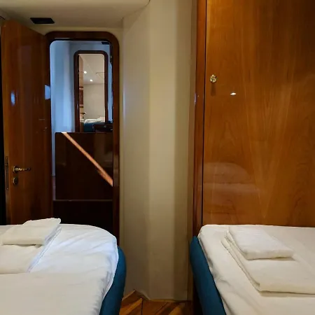 White Moon - Boat And Breakfast Botel