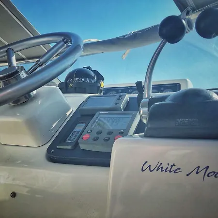 White Moon - Boat And Breakfast Botel *