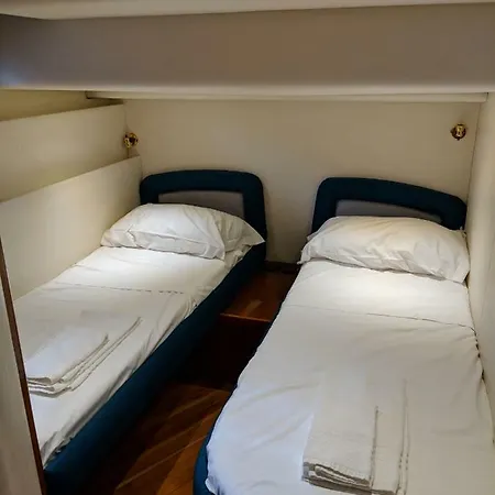 Botel White Moon - Boat And Breakfast Gaeta